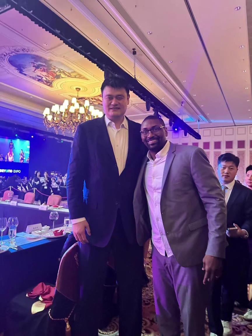 阿泰斯特曬與姚明合照：這是我最喜歡的隊(duì)友 姚！！