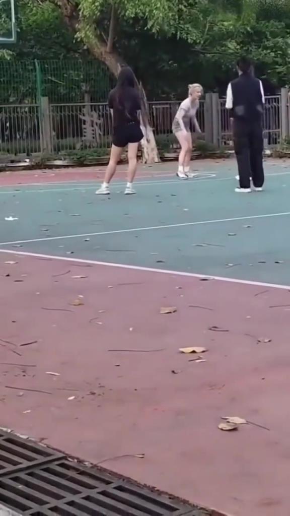 上來(lái)就背打女生的男人，真的活該沒有女朋友啊