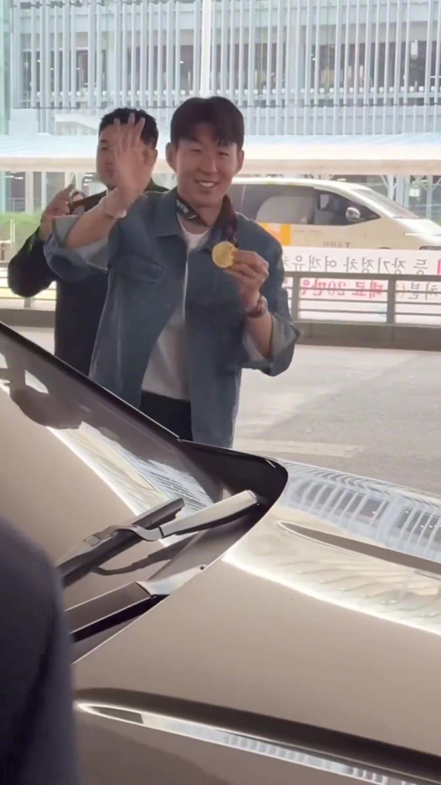 衣錦還鄉(xiāng)！孫興慜返回韓國(guó)，眾多女球迷讓其把歐聯(lián)獎(jiǎng)牌戴上
