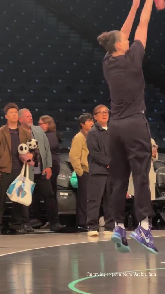 71歲成龍現(xiàn)身巴克萊中心看女籃比賽：她們投籃怎么那么準(zhǔn)?。?！