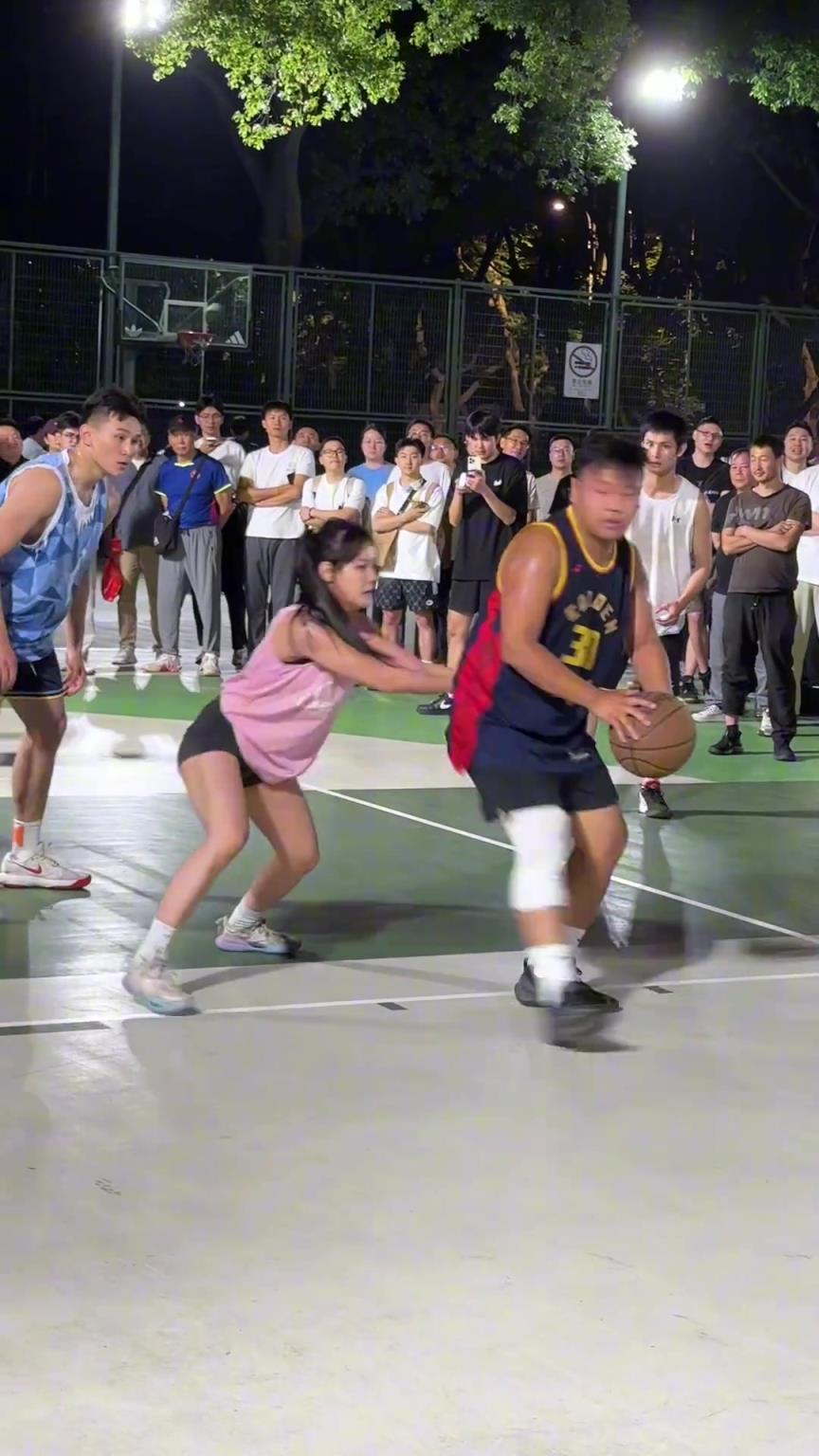 這哥們看見防自己的是女生，一個勁背打，球也不傳了